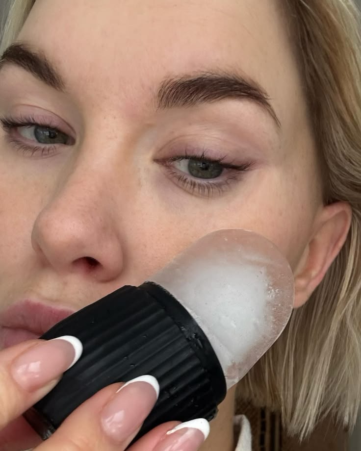 Massageador Facial de Gelo - GlowFrost